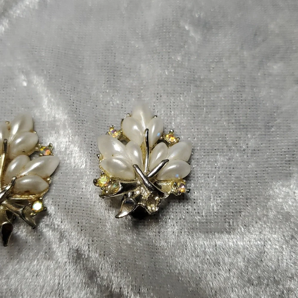 Vintage Unsigned Clip On Earrings Leaf Faux Pearl Rhinestones